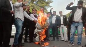 Agra Lawyers burn effigy of Omar Abdullah