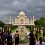 ताजमहल पर पर्यटकों की संख्या होगी सीमित? संरक्षण के साथ आगरा की अर्थव्यवस्था बचाने की भी चुनौती