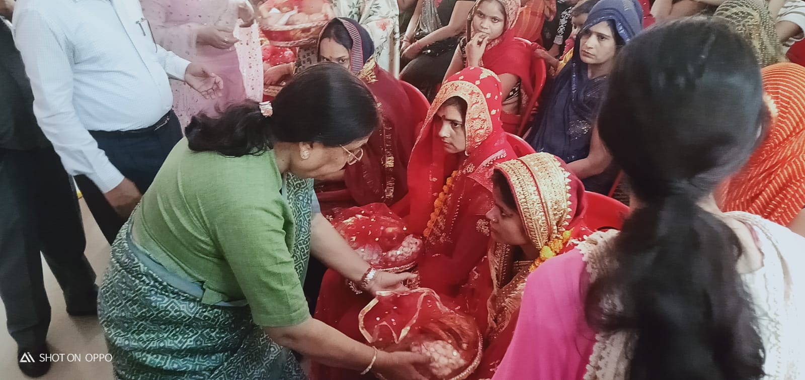 बेबी रानी मौर्य, मंत्री महिला एवं बाल विकास द्वारा गर्भवती महिलाओं की गोदभराई की गई