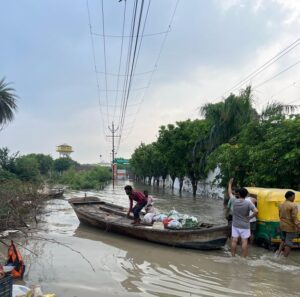 dayalbagh boats on roads