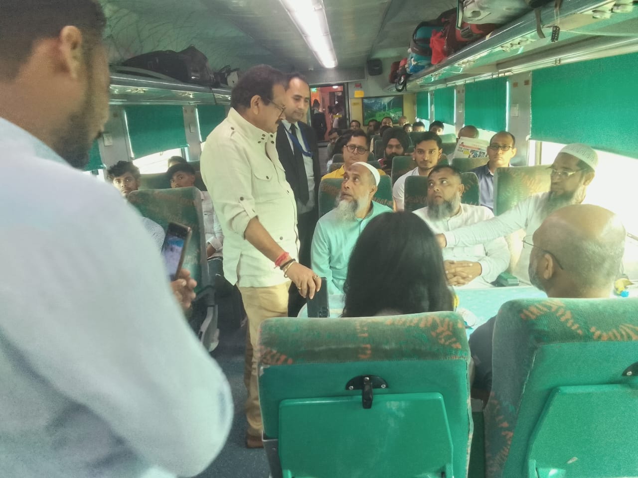Agra MP and Union Minister S P Singh Baghel saves life of passnger on Gatimaan Express