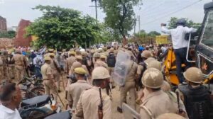 agra-police-attacked-by-satsangis-in-agra