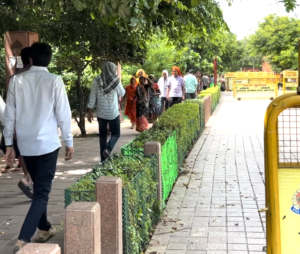 tourists have to walk for one km in this heat to reach the taj mahal