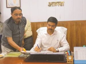 आगरा: जनशिकायतों के फर्जी निस्तारण पर डीएम का बड़ा एक्शन, सब रजिस्ट्रार का वेतन रोका, 4 एसडीएम को नोटिस