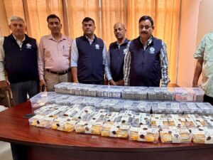 लखनऊ स्थित आवास पर विजिलेंस की छापेमारी के दौरान पूर्व एआरटीओ ललित कुमार के मामले का चित्र।