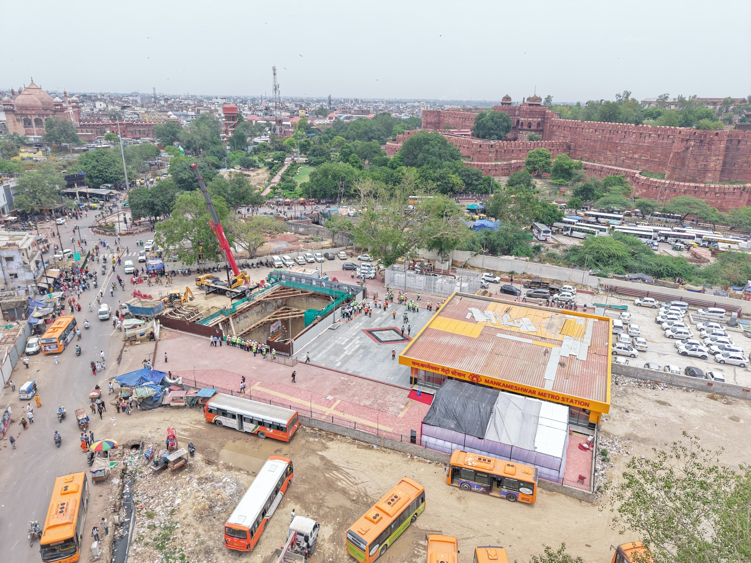 मेट्रो स्टेशन या राजनीतिक नामपट्ट?